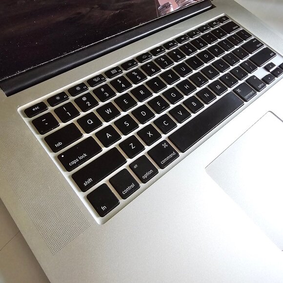 Macbook Pro 2015 15.4-in - 2.8 GHz Quad Core Intel i7 - 16 GB RAM - 1TB Storage - Picture 5 of 13
